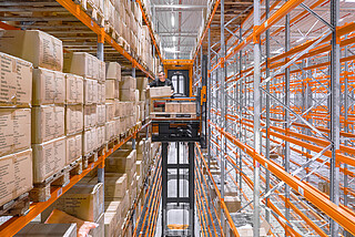 Narrow aisles and lofty heights: Narrow-aisle trucks, such as the MX-X, are designed for use in high bay warehouses thanks to their high lift height.