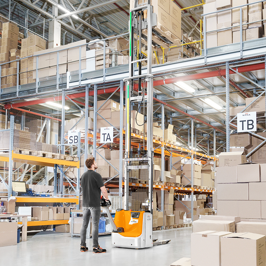 Pallet truck checklist: How to find the right warehouse truck